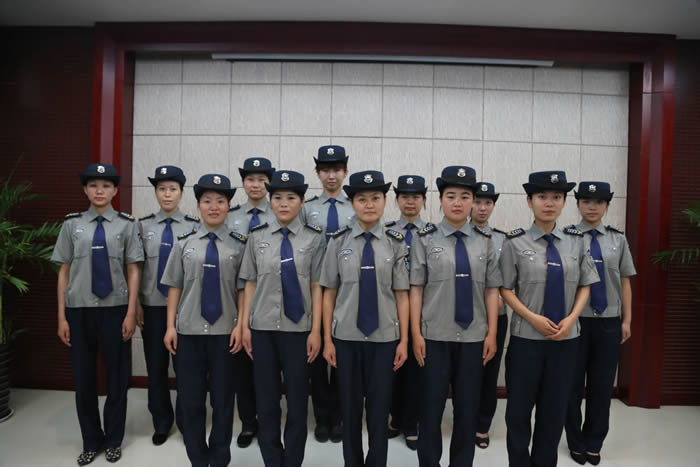 東莞保安公司的女保安列隊