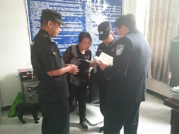 陳瑞安（中）帶領隊員檢查出租房